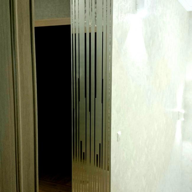Зеркало с пескоструйным рисунком в частном доме