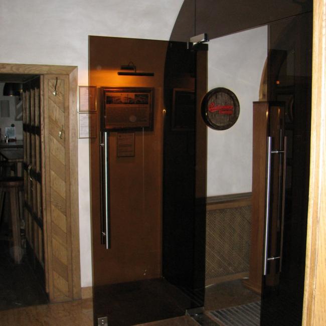 Стеклянная дверь, ресторан «Budwaiser», Тверь
