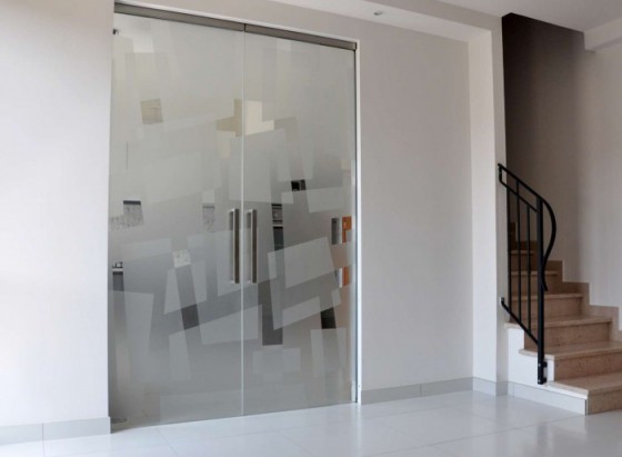 Стеклянные двери