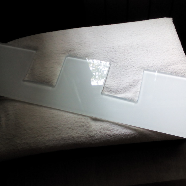 Полка в нишу,стекло 8 мм осветленное,поклейка белой пленкой снизу!